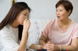 Cứ ngỡ mẹ chồng sống khổ tôi gửi biếu bà 3 triệu mỗi tháng đến khi em chồng mua nhà tôi mới biết bị lừa