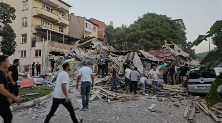 Người dân tìm kiếm nạn nhân bị vùi lấp dưới toà nhà đổ sập sau trận động đất xảy ra hồi tháng 8. (Ảnh: Reuters)