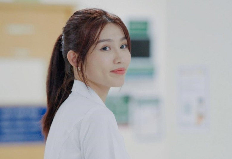 Á hậu Quỳnh Châu lộ mặt mộc già như U50 trong khoảnh khắc hậu trường