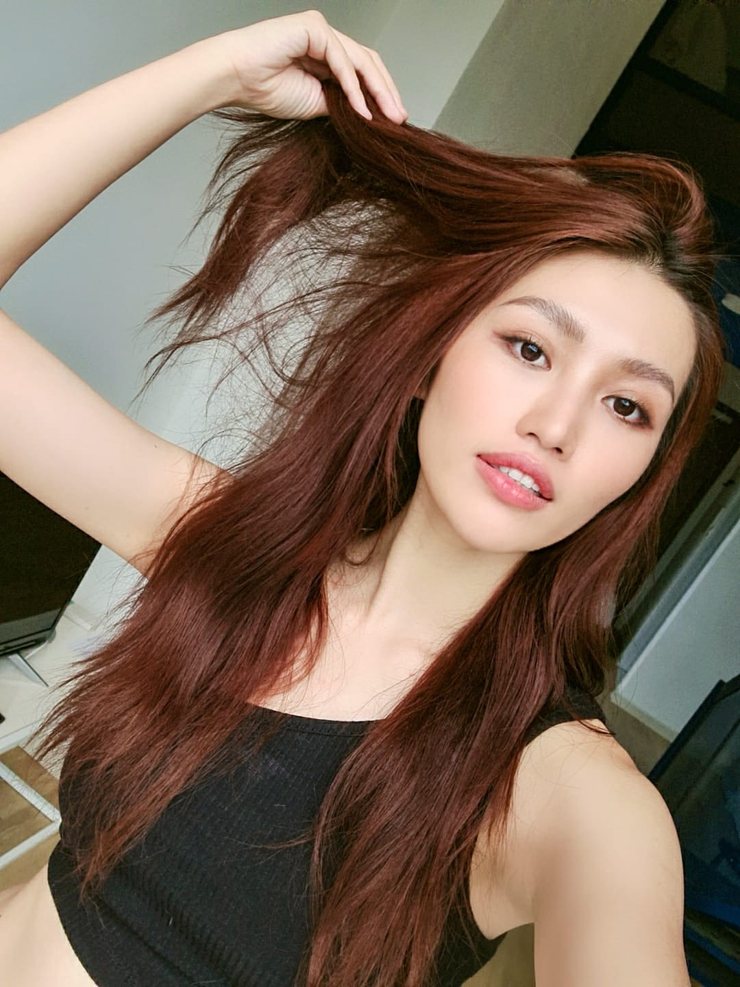 Á hậu Quỳnh Châu lộ mặt mộc già nua trong khoảnh khắc hậu trường