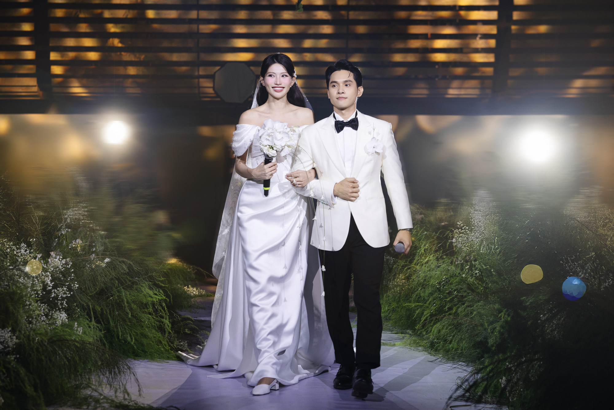 soi thuc don tiec cuoi sang xin cua a hau quynh chau va hoa hau do thi ha 5932b1e952444b45ac06db0e9651e086 725 1761552203889 1761552205081793457359.jpg