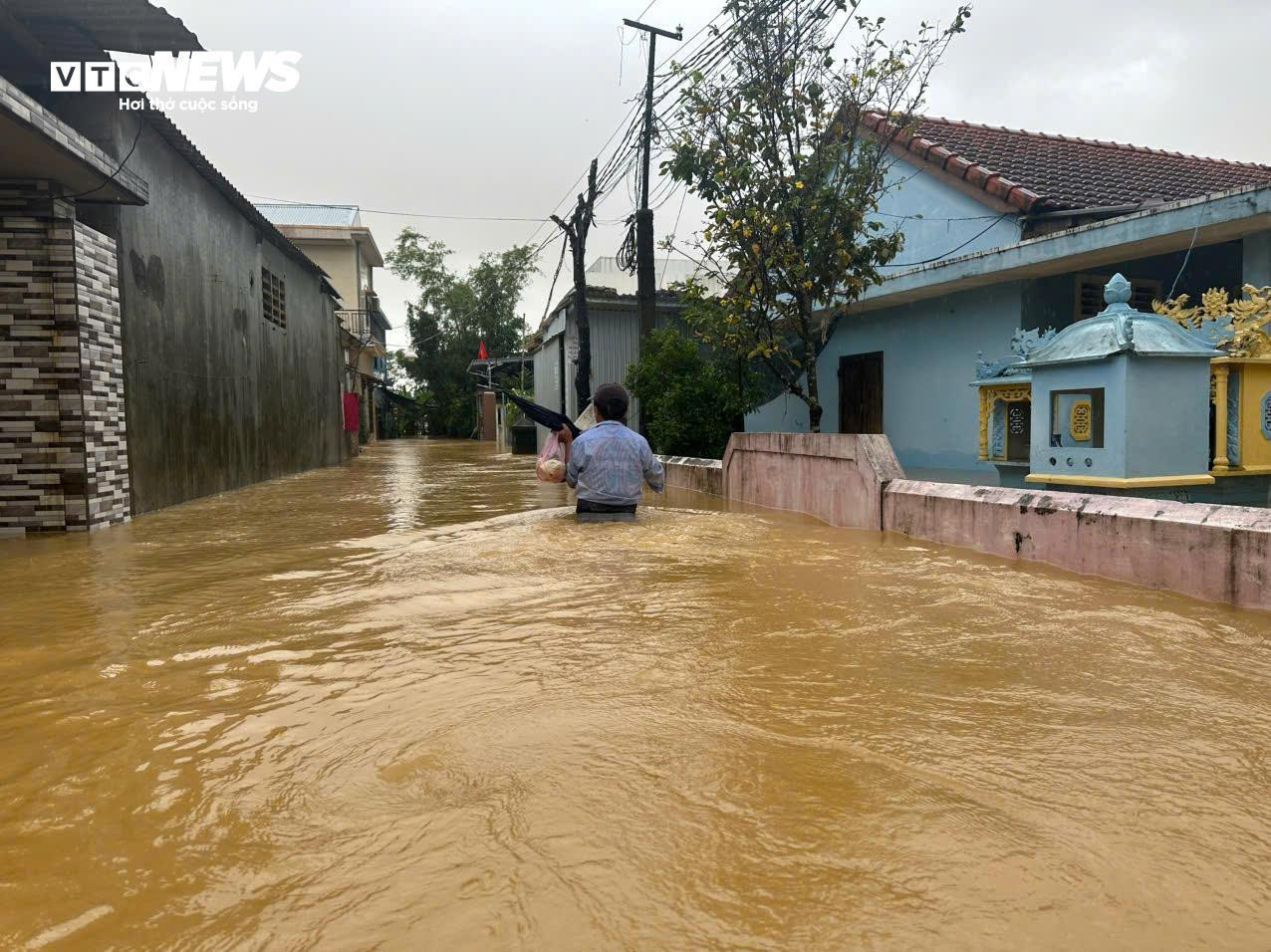 TP Huế vẫn chìm trong biển nước, đường thành sông, người dân di chuyển bằng thuyền - 6