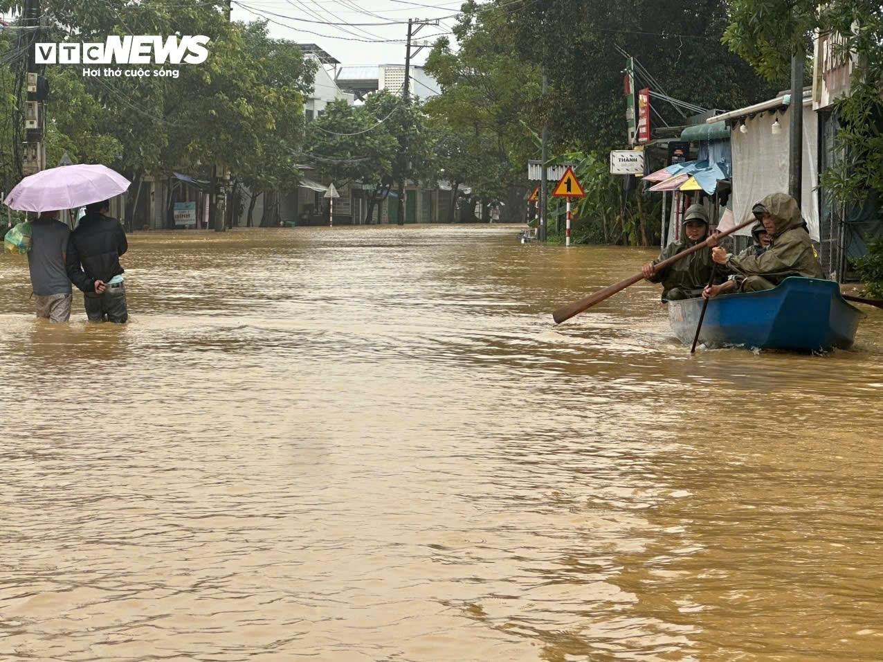 TP Huế vẫn chìm trong biển nước, đường thành sông, người dân di chuyển bằng thuyền - 2