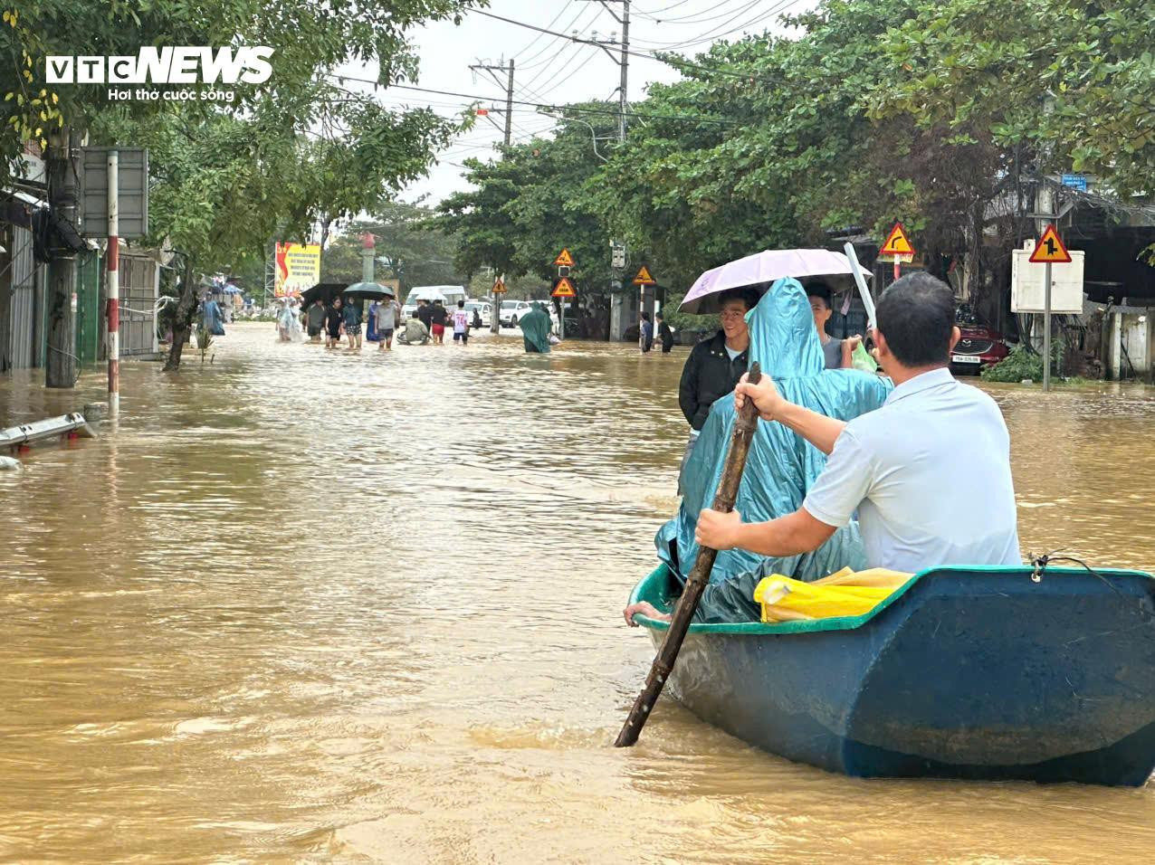 TP Huế vẫn chìm trong biển nước, đường thành sông, người dân di chuyển bằng thuyền - 3