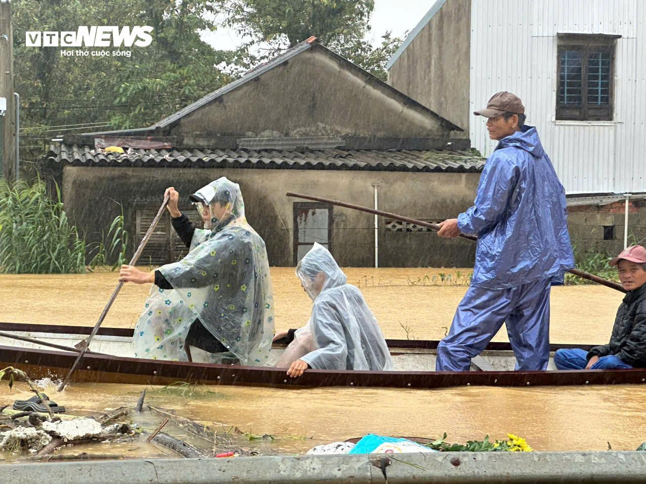 TP Huế vẫn chìm trong biển nước, đường thành sông, người dân di chuyển bằng thuyền - 1