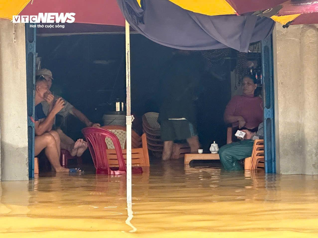 TP Huế vẫn chìm trong biển nước, đường thành sông, người dân di chuyển bằng thuyền - 7