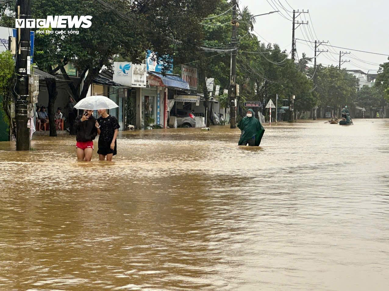 TP Huế vẫn chìm trong biển nước, đường thành sông, người dân di chuyển bằng thuyền - 10