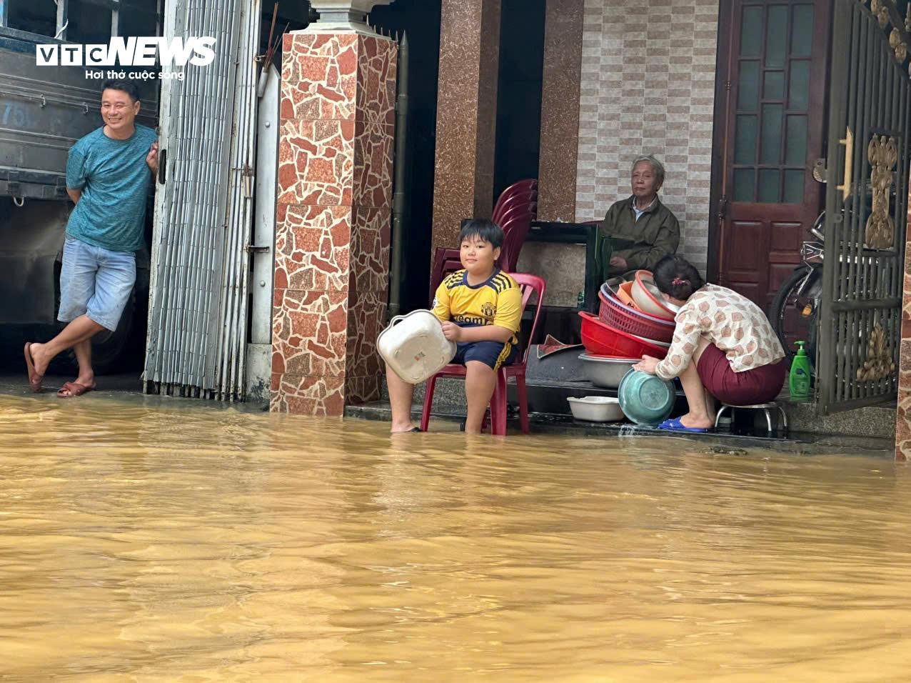 TP Huế vẫn chìm trong biển nước, đường thành sông, người dân di chuyển bằng thuyền - 9