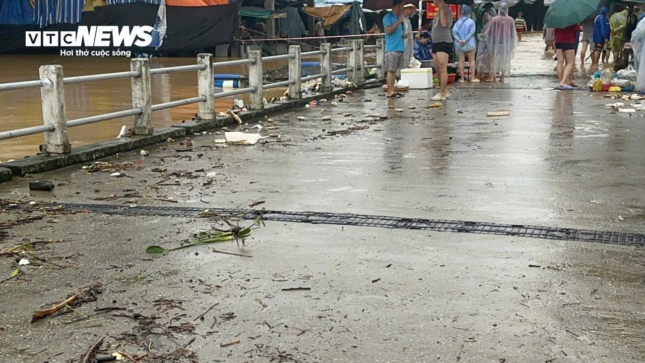 TP Huế vẫn chìm trong biển nước, đường thành sông, người dân di chuyển bằng thuyền - 4