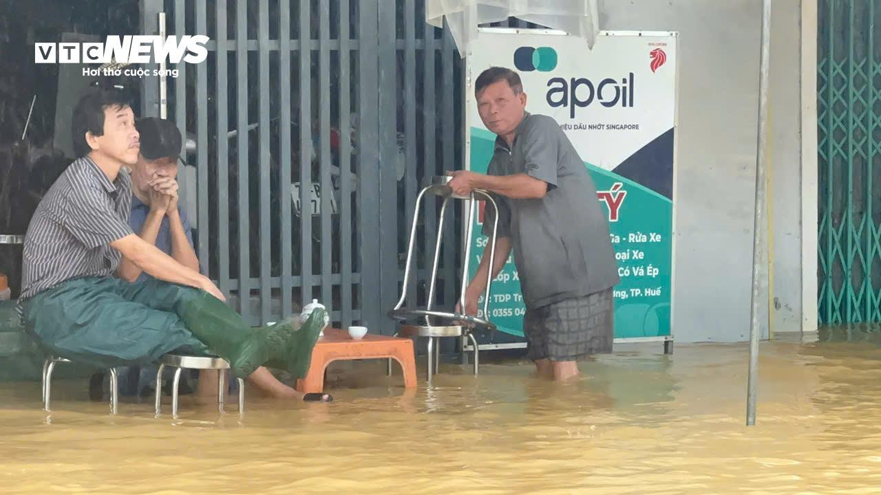 TP Huế vẫn chìm trong biển nước, đường thành sông, người dân di chuyển bằng thuyền - 8