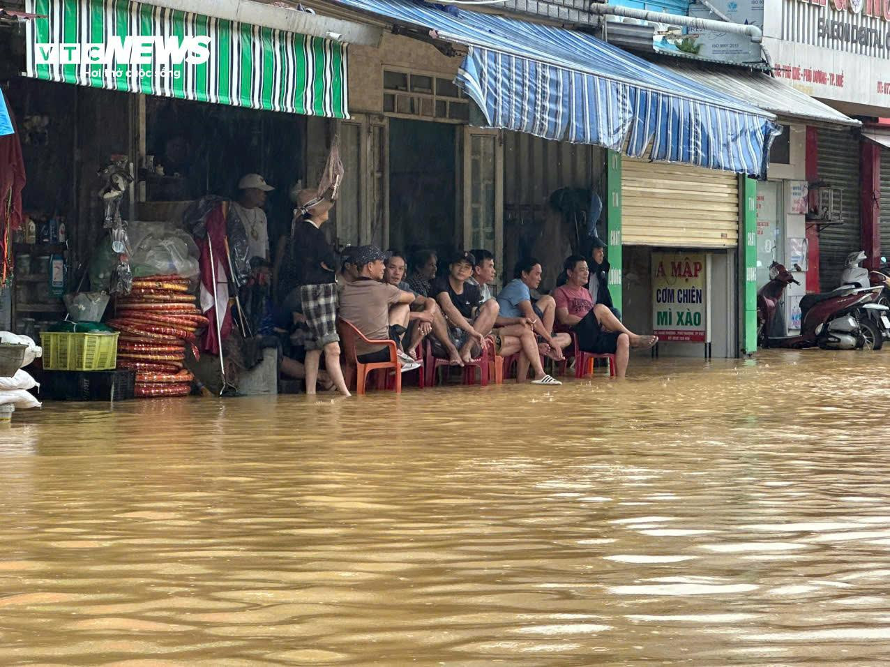 TP Huế vẫn chìm trong biển nước, đường thành sông, người dân di chuyển bằng thuyền - 11
