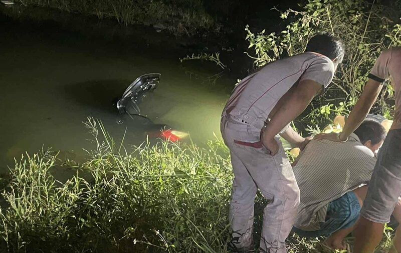 Xe ô tô lao xuống kênh, 4 người tử vong- Ảnh 1.