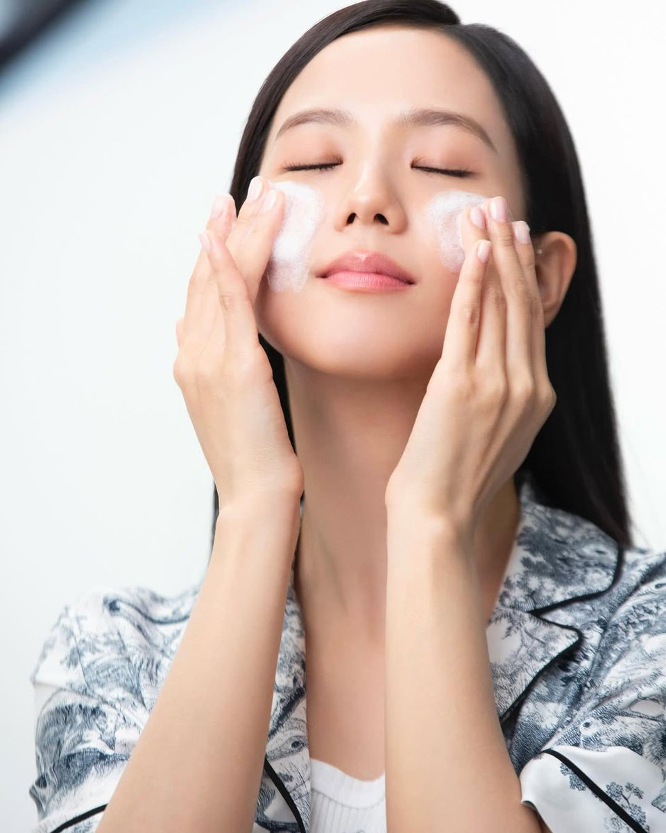 Bí quyết giữ làn da không tuổi của Jisoo BLACKPINK Với 5 thói quen đơn giản - Ảnh 2.