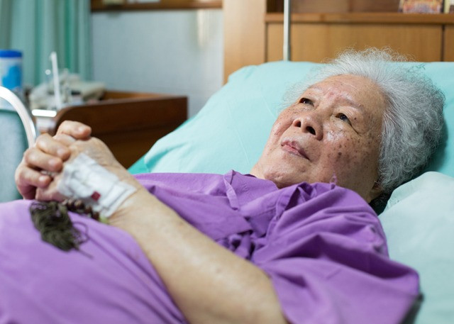 Cụ bà cho hàng xóm thừa kế 3,7 tỷ, con trai không tranh chấp mà còn cúi đầu mong người ta nhận lấy - Ảnh 1.