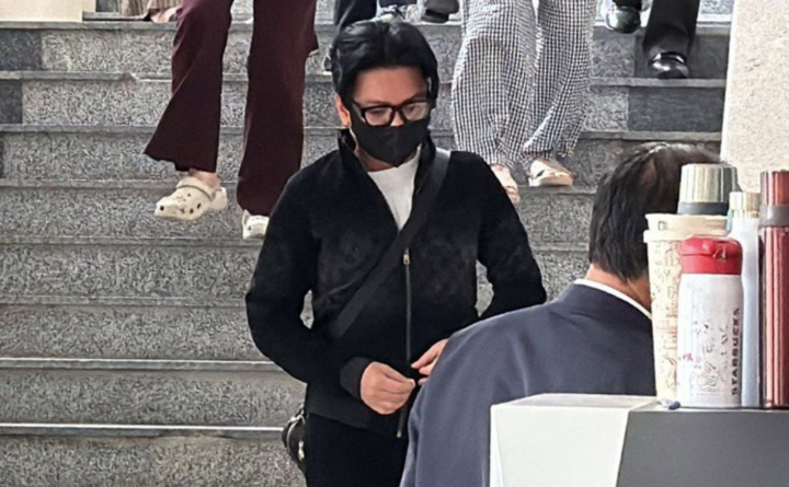 Ca sĩ Vũ Hà ra hầu toà trong vì tội đánh bạc.