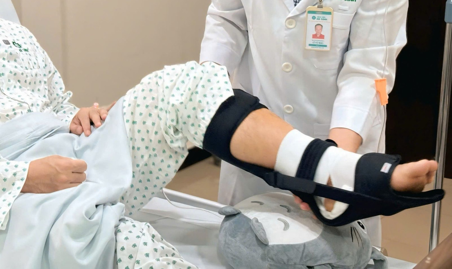 Nam diễn viên phim 'Lật mặt 7' bất ngờ đứt hoàn toàn gân gót chân khi chơi pickleball - Ảnh 1.