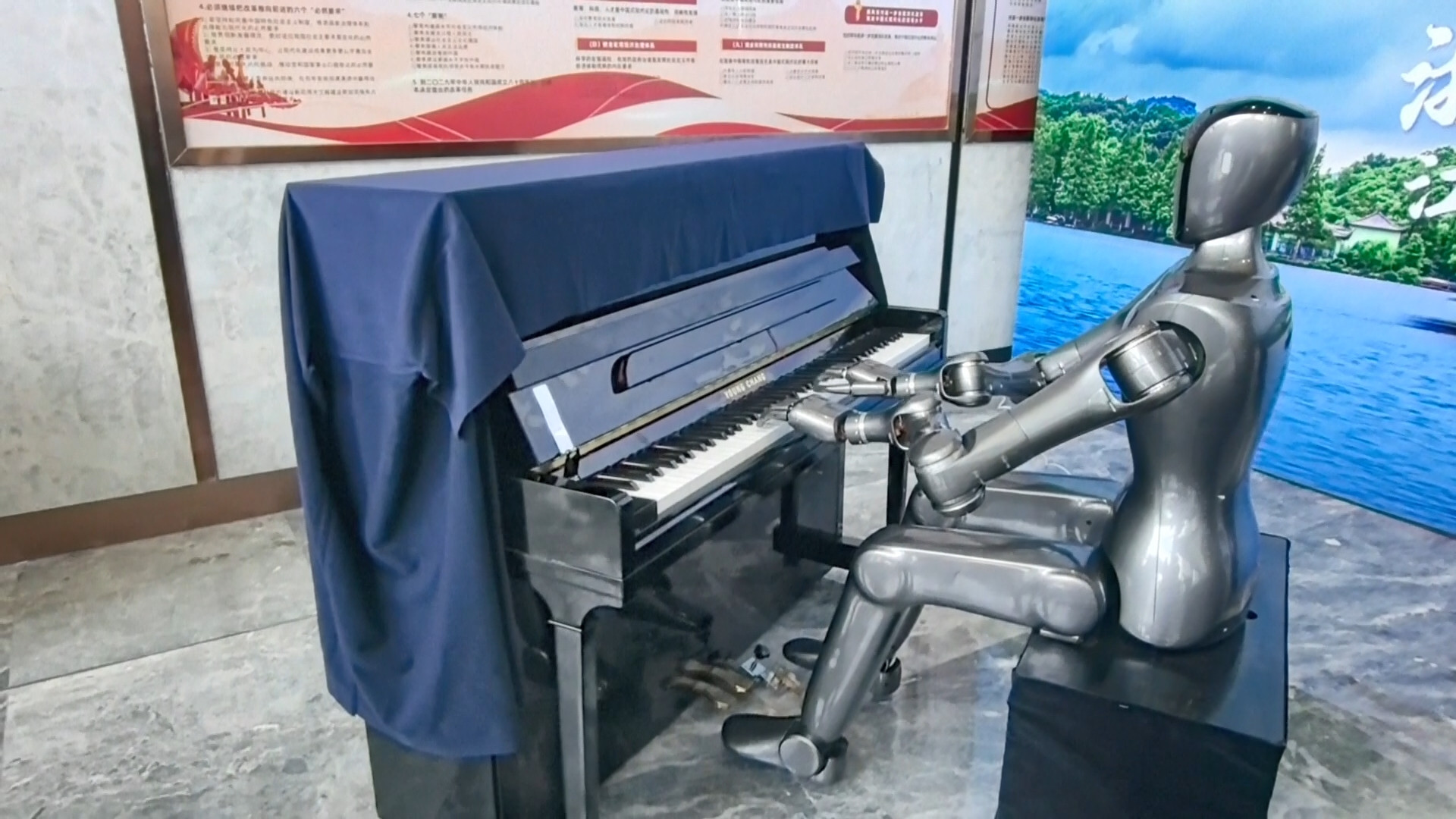 Robot Trung Quốc khiến thế giới sững sờ: Từ cọ bồn cầu đến chơi đàn piano như nghệ sĩ  - Ảnh 1.