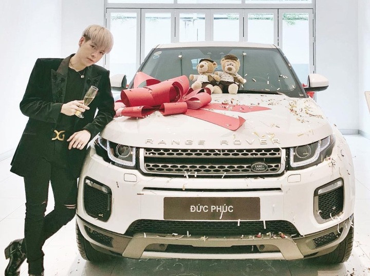 Nam ca sĩ sở hữu xe hơi hạng sang.