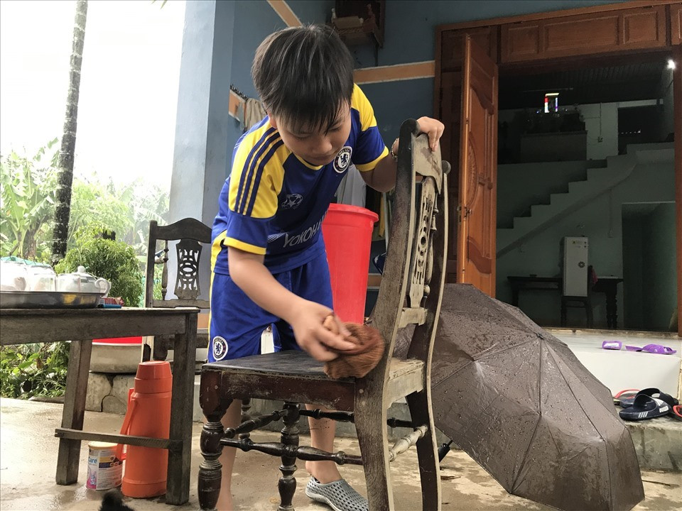 Cách vệ sinh nhà cửa sau bão lũ nhanh chóng, hiệu quả - Ảnh 2.