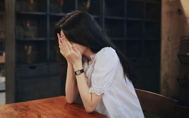 Dọn nhà sau mưa ngập, tôi ấm ức phát khóc khi tìm thấy vật quen thuộc trong gậm giường của mẹ chồng - Ảnh 1.