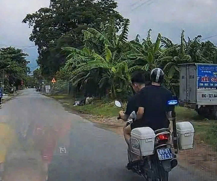 Nam thanh niên sau khi sửa xong đã không đội mũ bảo hiểm khi