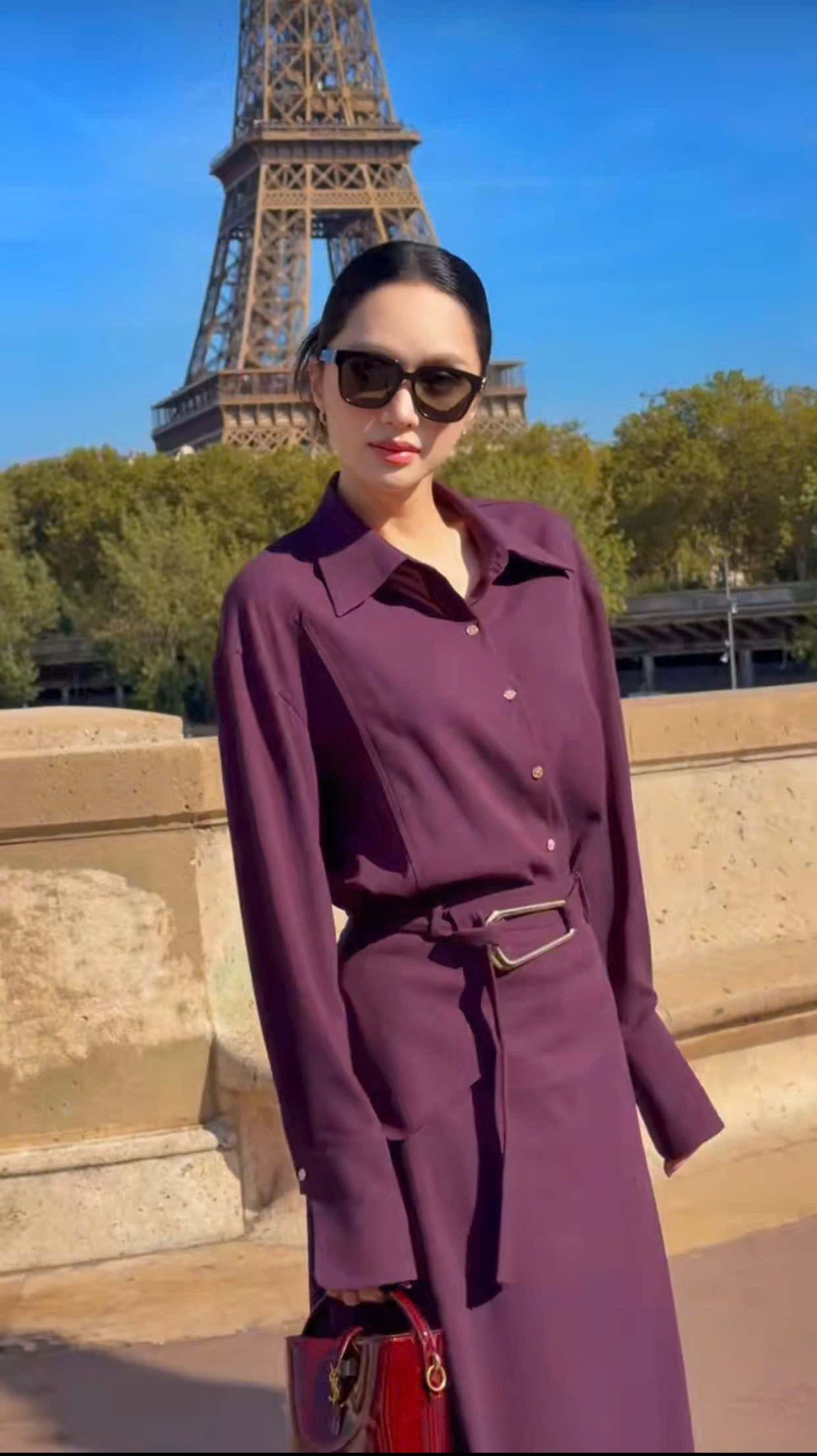 Hương Giang lên đồ sặc mùi tiền xuất ngoại với bạn trai kém 3 tuổi