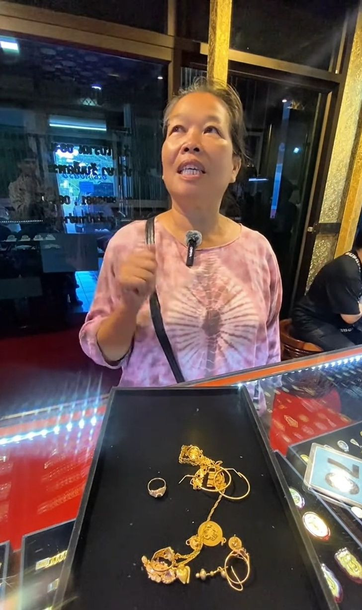 Mang vàng bạn trai cũ tặng đi bán, người phụ nữ sốc nặng khi biết giá trị - Ảnh 1.