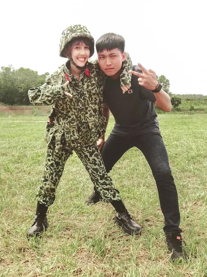 Mũi trưởng Long bị tóm tình tứ với Hậu Hoàng một chi tiết lộ rõ mối quan hệ