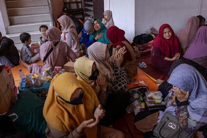 Người nhà nạn nhân. (Ảnh: NY Times)