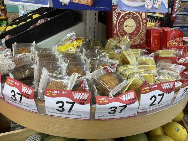 Bánh trung thu được giảm giá 50% tại chuỗi siêu thị Winmart.