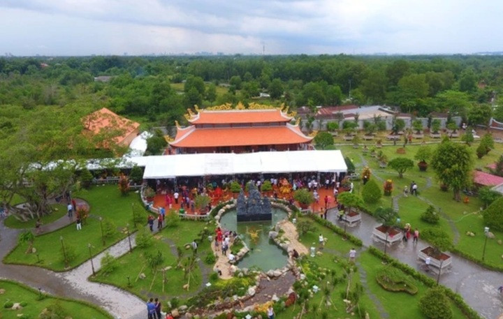 'Vua hài' đi bán mía từ 10 tuổi, giờ sở hữu nhà thờ 100 tỷ đồng - 2