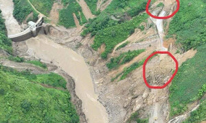 Ô tô bán tải chở ba người nghi bị vùi lấp trong vụ sạt lở ở Lào Cai