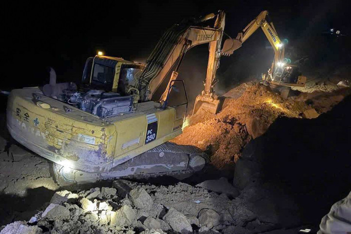 Lực lượng chức năng xuyên đêm tìm kiếm các nạn nhân mất tích. (Ảnh: Công an xã Minh Lương)