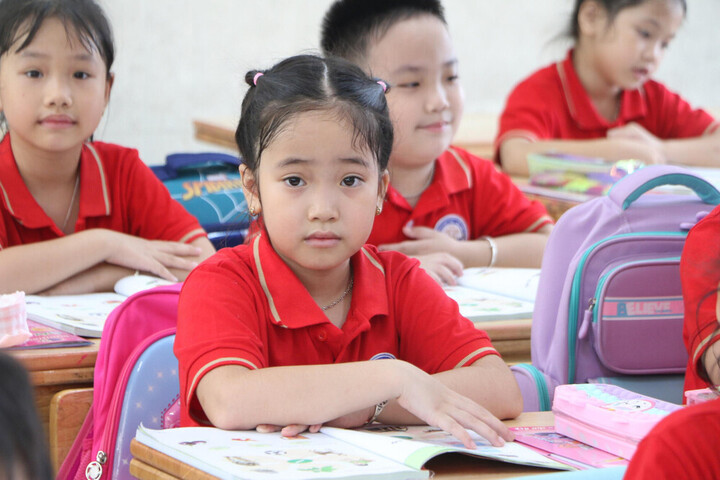 Hà Nội dự kiến áp dụng mức trần 12.000 đồng/giờ/học sinh cho dịch vụ trông giữ, chăm sóc trẻ ngoài giờ (Ảnh minh hoạ)