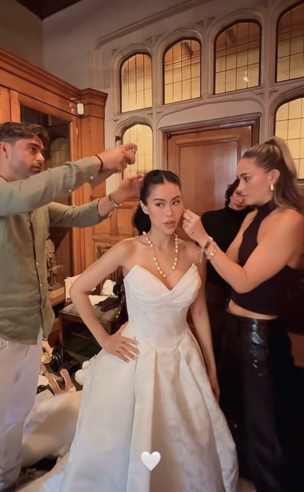 Hậu trường chụp ảnh cưới bóc trần nhan sắc thật của ái nữ nhà tỷ phú Johnathan Hạnh Nguyễn