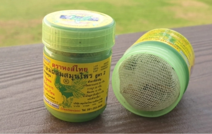 Dầu thảo dược nổi tiếng Hong Thai vừa bị FDA Thái Lan phát hiện lượng vi khuẩn vượt chuẩn, nấm men, nấm mốc. (Ảnh: thairath)