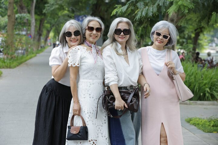 Chị Nguyễn Thoa (ngoài cùng bên phải) được các thành viên thân mật gọi là “Hội trưởng tóc bạc lấp lánh”.