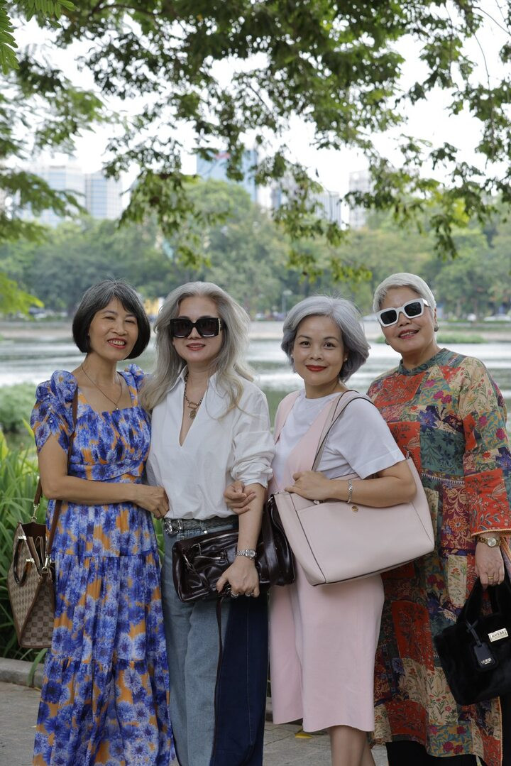 Hội chị em tóc bạc Hà Nội gây sốt vì quá thần thái, có cả những phụ nữ U30 - 7