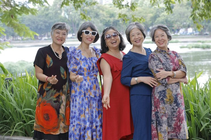 Nhiều chị em bắt đầu để tóc bạc tự nhiên khi tham gia hội.