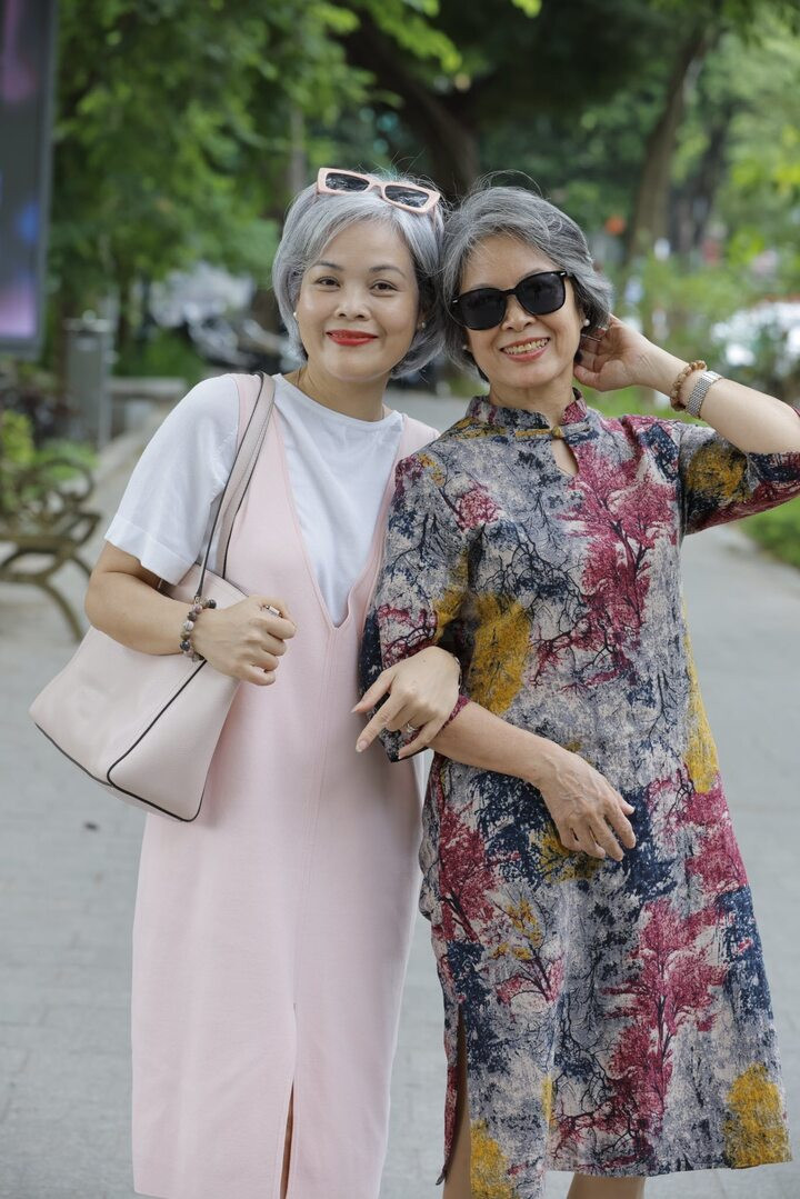 Hội chị em tóc bạc Hà Nội gây sốt vì quá thần thái, có cả những phụ nữ U30 - 12