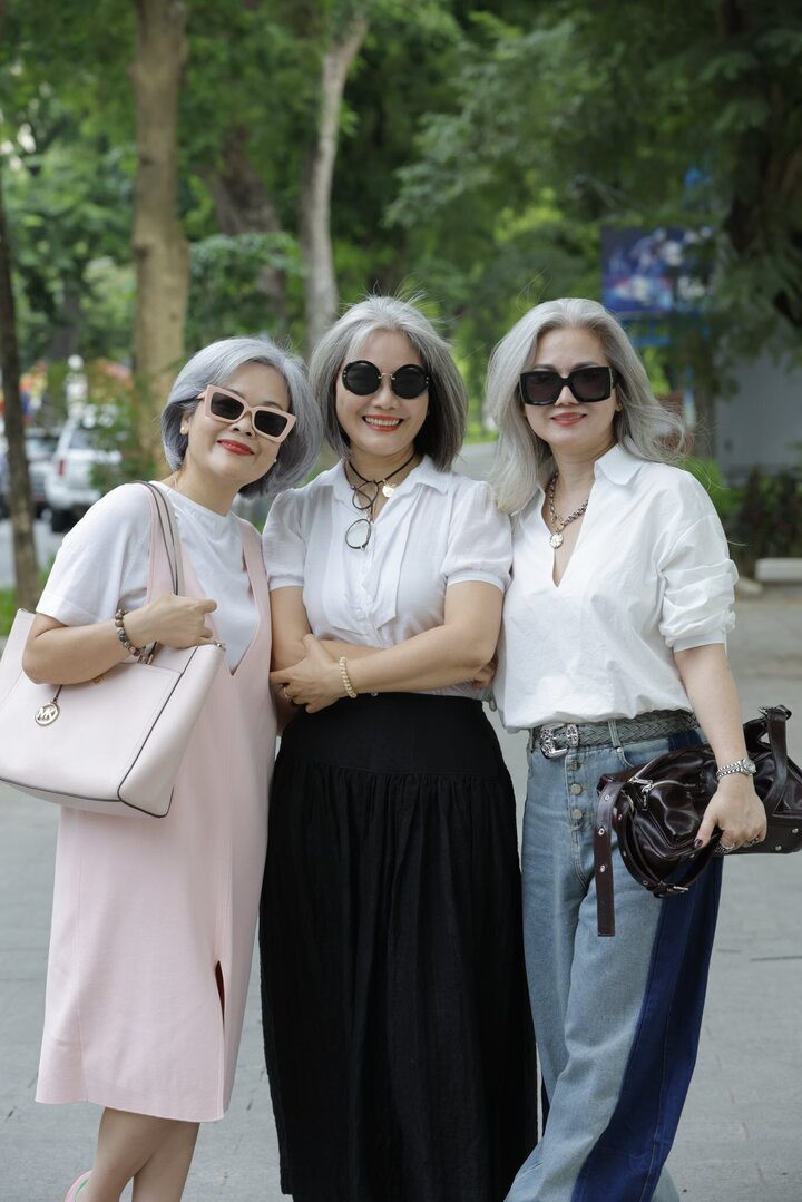 Hội chị em tóc bạc Hà Nội gây sốt vì quá thần thái, có cả những phụ nữ U30 - 4