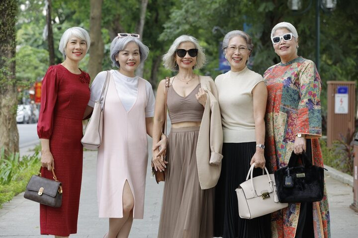 Hội chị em rạng rỡ, tự tin với mái tóc bạc trắng đặc trưng.