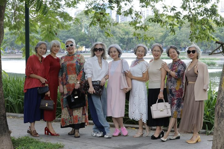 Những mái tóc bạc “gây bão” mạng xã hội.