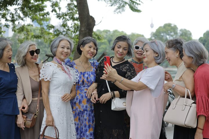 Các chị rất thần thái tự tin với mái tóc bạc tự nhiên.