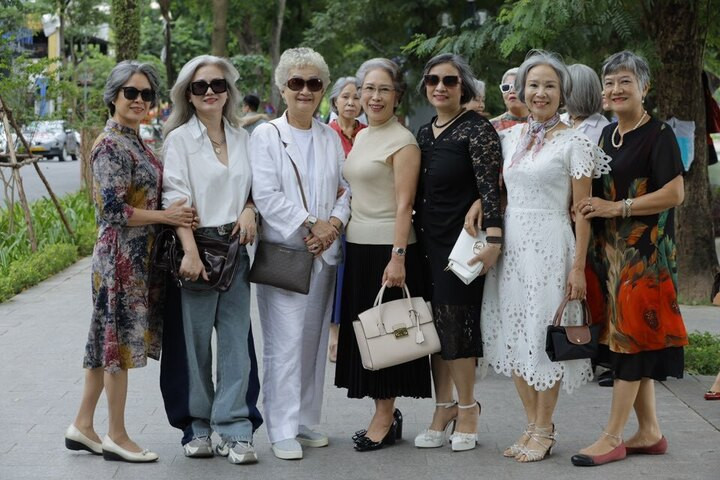 Một số phụ nữ U30 cũng tham gia.