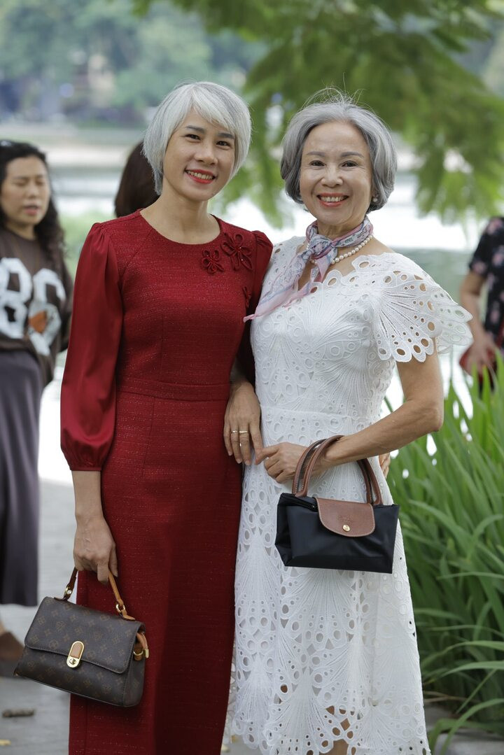 Hội chị em tóc bạc Hà Nội gây sốt vì quá thần thái, có cả những phụ nữ U30 - 5