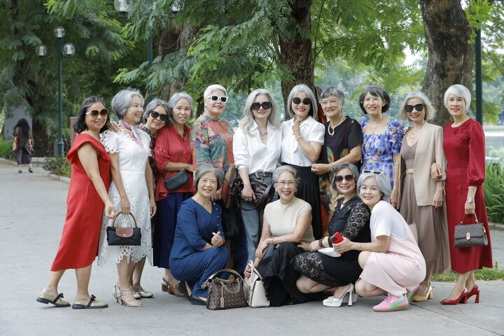 Hội chị em tóc bạc Hà Nội gây sốt mạng vì quá thần thái, tự tin và đẹp lạ.