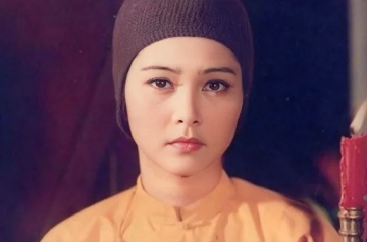 Vai diễn ni cô Huyền Trang với vẻ đẹp đằm thắm, thánh thiện.