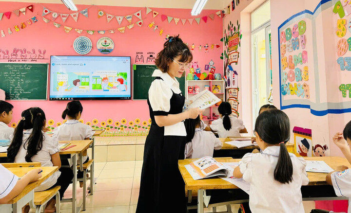 Cô Lê Thị Thanh Huyền và học trò trong giờ học tiếng Anh (Ảnh: Giáo dục và Thời đại)