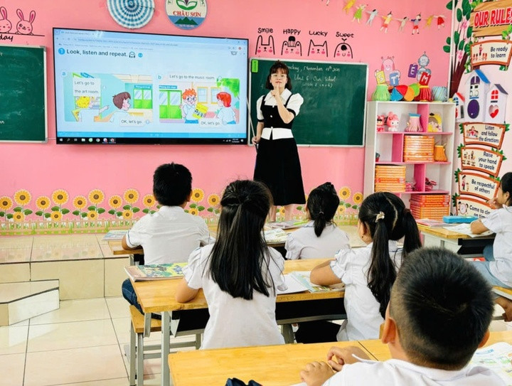 Cô Lê Thị Thanh Huyền và học sinh Trường Tiểu học Châu Sơn (Ba Vì, Hà Nội) trong giờ học tiếng Anh (Ảnh: Giáo dục và Thời đại)